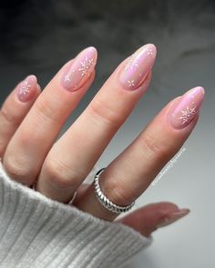 24. Soft Snowflakes on Nude Almond Nails Christmas Nails Easy, Nails Christmas, Snowflake Nails, Festival Nails, Chrome Nails, Cute Acrylic Nails, Nude Nails, Christmas Pattern