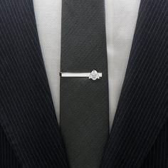 Sé el villano definitivo de Star Wars con este alzador de acero inoxidable Darth Vader. Tuxedo For Men Wedding, Wedding Star Wars, Wedding Order Of Events, Darth Vader Head, Vader Helmet, Star Wars Villains, Superhero Wedding, Tuxedo Studs, Tie Bar Clip