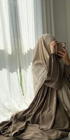 Hijabi in flowy white abaya set 🤍🦢 #aesthetic #hijaboutfit Hijabi Muslimah, White Abaya, Islamic Modest Fashion, Set Aesthetic, Niqab Fashion, Muslim Fashion Hijab Outfits