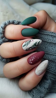 Green And Red Nails Christmas, Blue Holiday Nail Designs, Red Green Christmas Nails, Easy Winter Nail Designs, Christmas Nails Green And Red, Winter Season Nails, Christmas Nails 2024, Winter Gel Nails Ideas, Winter Nails 2024