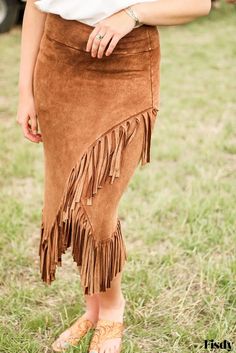 Fisdy - Falda midi asimétrica de ante con detalle de flecos Suede Midi Skirt, Asymmetrical Midi Skirt, Brown Fringe, Fringe Fashion, Nature Dress, Suede Mini Skirt, Suede Skirt, Western Boho, Asymmetrical Skirt