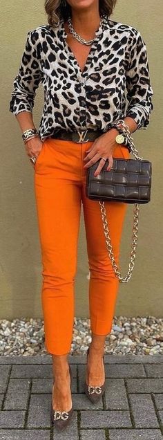 Mode Over 50, Casual Chic Outfits, Orange Pants, Office Attire, Fashion Mistakes