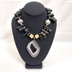 Black coral, round agate stones, square metal beads, and sliced agate pendant Resin And Clay, Black Agate Stone, Diy Jewellery Designs, Original Necklace, Natural Stone Necklace, Black Choker Necklace, Black Coral, Natural Stones Necklace, Black Choker