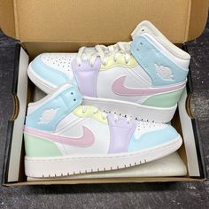 Pastel Nike Shoes, Air Jordan For Women, Pastel Jordans, Rainbow Nike Shoes, Nike Air Force 1 Pastel, Cute Shoes For School, Pastel Things, Jordan Air Force 1