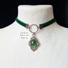 This Victorian-style choker takes on an elvish dimension with its moss green cabochon which reveals all its depth in the light. -------------- Details ---------------- - Oval decorated, polished and glossy glass cabochon: 13x18mm - Green decor with moss effect, revisited by me in my workshop - Victorian pendant in antique silver metal: 45x25mm - Choker in matching green velvet and stainless steel findings: 32-39cm with the extension to adjust to your convenience (contact me for another length) - Forest Elf, Victorian Pendants, Woodland Fairy, Choker Pendant, Green Forest, Green Decor, Moss Green, Victorian Style, Green Velvet