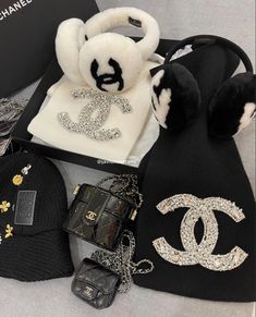 Mode Au Ski, Chanel Sweatshirt, Ski Fits, Luxury Bags Collection, Being A Girl, Chanel Chanel, Luxury Aesthetic