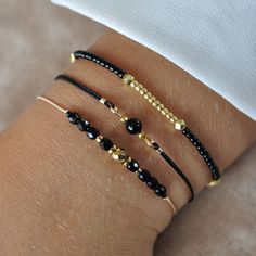 Dieses 4mm Onyx Armband ist einfach, elegant und völlig verstellbar. Es kann täglich zu lässigen oder ausgefalleneren Outfits getragen werden und eignet sich hervorragend für Lagenlooks. Es ist auch leicht und angenehm zu tragen. Hergestellt aus natürlichem Edelstein und hochwertiger weicher Nylonschnur, die es zu einem langlebigen Schmuckstück macht. Armband ist abriebfest und wasserfest. ✦ MATERIALIEN: * Armband 1: Goldhämatit, Glasperlen Feuerpolitur * Armband 2: Gold Hämatit, Edelstein Onyx Clay Bracelet, Hematite Bracelet, Black Bracelet, Jewelry Making Project, Minimalist Gifts, Onyx Bracelet