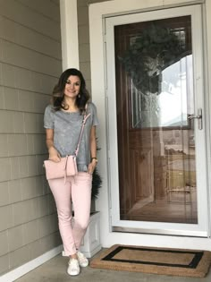 Pink Jeans Outfit Winter, Pink Jeans Outfit Summer, Peach Pants Outfit, Pink Pants Outfit Work, Pink Jeans Outfit, Colored Pants Outfits, Pink Pants Outfit, Pant Outfits For Women, Light Pink Pants