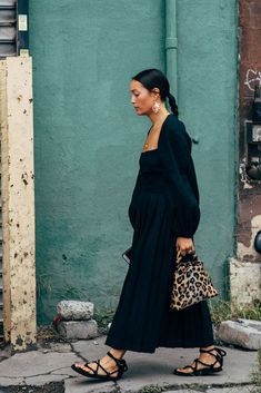 New York Fashion Week Street Style Spring 2019 | POPSUGAR Fashion Black Maleficent, Black Supreme, Leopard Print Bag, Looks Street Style, Street Style Inspiration, Fashion Week Street Style, 가을 패션, Mode Inspiration