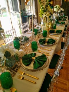 Green Gold Theme Party, Black Gold Emerald Decor, Green And Gold Party Theme, Green And Gold Table Decor, Emerald Green And Gold Party Decorations, Birthday Table Setting Ideas, Green Quinceanera Theme, Princess Tiana Birthday Party, Green Table Settings