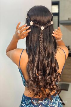 Hairstyles Girls Wedding, Wedding Hairstyles With Flowers Indian, Hiar Stail For Wedding, Bharat Hairstyles, Hairstyle For Lehenga Indian, Haïr Style For Long Hair For Wedding, New Indian Hairstyles, Front Style Hairstyle, Cute Indian Hairstyles