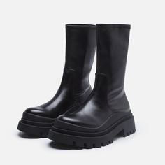 Gender: WomenShoes type: combat bootsUpper material: MicrofiberInternal material: synthetic leatherSole Material: RubberHeel height: 4.5 cmPlatform: Yes 90s Fashion Summer, Winter Chelsea Boots, Popular Boots, Botas Chelsea, Boots Platform, Round Toe Shoes, Rounded Toe Boots, Platform Heels Chunky, Martin Boots