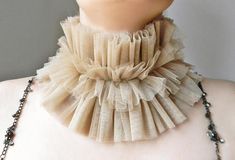 Techniques Textiles, Elizabethan Collar, Ruff Collar, Collar Fashion, Jewelry By Material, Neck Piece, Ruffle Collar, Mode Vintage, Mode Inspiration