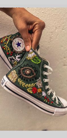 Boty Converse, Estilo Hippy, Mode Hippie, Estilo Hippie, Embroidery Shoes, Embroidered Shoes, Aesthetic Shoes, Swag Shoes