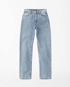 C’est quoi ? Un Jean coupe droite en coton biologique bleu clair. Pourquoi nous l’avons choisi ? Pour son délavage clair très 90's et sa coupe droite taille haute qui laisse la jambe et les hanches respirer . Un essentiel dont on se passe plus. Jean Mom, Angels Jeans, Nudie Jeans, Casual Outfit, Mom Jeans, Casual Outfits, Lips, Zara