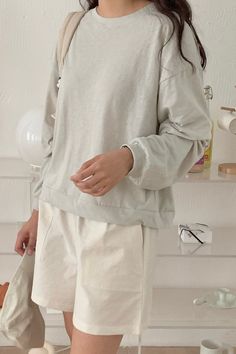 The Lounge MTM is your go-to for relaxed, comfortable style. Crafted from soft, breathable cotton, this long-sleeve top is perfect for casual days. It features a loose fit and simple crew neckline, offering effortless elegance. Available in a range of neutral colors, it's easy to pair with anything in your wardrobe. Whether you're lounging at home or out for a laid-back day, this top ensures you stay comfortable and chic. Color : Ivory / Mint / Black Size : One Size ( Fits X-small to Medium) Che Relaxed Fit Button-up Top For Loungewear, Relaxed Fit Cotton V-neck Top For Loungewear, H&m Relaxed Fit Tops For Loungewear, Organic Cotton Relaxed Fit T-shirt For Loungewear, Solid Organic Cotton Loungewear T-shirt, Back Day, Media Chest, Comfortable Fashion, Neutral Colors