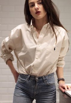 Outfit For White Polo, Man Shirt Woman Outfit, White Polo And Jeans Outfit Women, Polo Woman Outfit, Polo Blouse Outfit Women's, Polo Outfits For Women Casual, Polo Outfits For Women Aesthetic, Women Polo Outfit, Polo Ootd Women