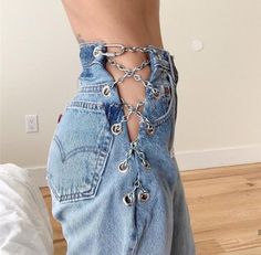 Jeans With Chains, Jean Diy, Woman Streetwear, Diy Jeans, Chain Decor, Streetwear Jeans, Jeans Diy, Distressed Denim Jeans, Metal Chain