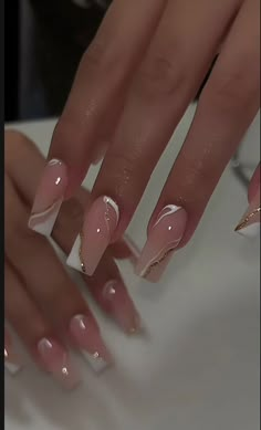 White and gold marble nails White Nails Aesthetic Vintage, Formal Nails Classy White, French Nail Inspo Coffin, Homecoming Nails Coffin, Classy Baddie Nails Short, Simple Classy Baddie Nails, French Tip Acrylic Nails Long, Classy Graduation Nails, Famous Nails