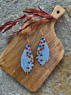 Autumn flowers beaded fringe earrings - seed bead earrings - dangle boho earrings - chandelier earrings - native bead earrings ♥𝑇ℎ𝑒 𝑝𝑎𝑡𝑡𝑒𝑟𝑛 𝑜𝑓 𝑡ℎ𝑖𝑠 𝑒𝑎𝑟𝑟𝑖𝑛𝑔 𝑖𝑠 𝑖𝑛𝑠𝑝𝑖𝑟𝑒𝑑 𝑏𝑦 𝑡ℎ𝑒 𝑓𝑙𝑜𝑤𝑒𝑟-𝑓𝑖𝑙𝑙𝑒𝑑 𝑓𝑖𝑒𝑙𝑑𝑠 𝑜𝑓 𝑛𝑎𝑡𝑢𝑟𝑒 𝑎𝑛𝑑 𝑐𝑟𝑒𝑎𝑡𝑒𝑑 𝑏𝑦 𝐻𝑊𝐵𝑒𝑎𝑑𝐽𝑒𝑤𝑒𝑙𝑟𝑦.  ♥𝑀𝑎𝑑𝑒 𝑢𝑠𝑖𝑛𝑔 𝑓𝑟𝑒𝑒ℎ𝑎𝑛𝑑 𝑏𝑒𝑎𝑑𝑖𝑛𝑔 𝑤𝑜𝑣𝑒𝑛 𝑡𝑒𝑐ℎ𝑛𝑖𝑞𝑢𝑒𝑠 𝑤𝑖𝑡ℎ 𝑠𝑡𝑟𝑜𝑛𝑔 𝑠𝑦𝑛𝑡ℎ𝑒𝑡𝑖𝑐 𝑡ℎ𝑟𝑒𝑎𝑑. ♥𝑇ℎ𝑒 𝑠𝑖𝑧𝑒 𝑜𝑓 𝑡ℎ𝑒 𝑠𝑒𝑒𝑑 𝑏𝑒𝑎 Bohemian Flower Drop Earrings With Dangling Beads, Bohemian Dangle Chandelier Earrings With Tiny Beads, Drop Earrings With Beaded Fringe For Festivals, Bohemian Chandelier Dangle Earrings With Tiny Beads, Bohemian Flower Earrings With Tiny Round Beads, Bohemian Flower Earrings With Dangling Beads, Bohemian Beaded Dangle Earrings With Fringe, Bohemian Chandelier Drop Earrings With Beaded Fringe, Beaded Fringe Chandelier Earrings For Festivals