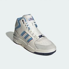 Sapatos para você se divertir. Estes tênis adidas Torsion Tennis trazem muita personalidade. Painéis multicoloridos e um corte médio criam um visual marcante que é ecoado pela sola volumosa. A parte superior em couro premium macio oferece conforto e flexibilidade, enquanto o forro têxtil e a sola de borracha oferecem a combinação perfeita de amortecimento e estabilidade. Seja ousado nestes tênis de destaque.O adidas Torsion Response Tennis Mid Light Blue, lançado em 03/07/2023 na cor azul claro, Adidas Torsion, Mid Shoes, Women Men Shoes, Red Light, Light Red, Tennis Shoes, Adidas Men, Adidas Originals, Sweden