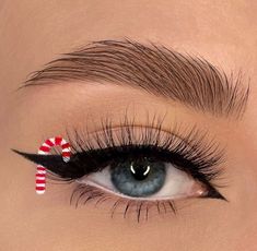 Christmas Make Up Looks Simple, Simple Christmas Makeup Natural, Festive Makeup Christmas, Easy Simple Christmas Makeup, Casual Christmas Makeup Looks, Simple Christmas Eyeliner, Christmas Makeup For Hooded Eyes, Christmas Light Eyeliner, Christmas Make Up Looks Holiday Makeup