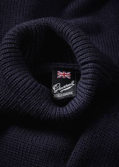 Discover the submariner roll neck sweater at Gloverall, with single ribbed neck, cuff and hem, is made using a 3D knitting machine to create a seamless end result - ensuring durability. Its manufacture is therefore of the utmost excellence and precision. Submariner Jumper, 3d Knitting, British Style Men, Mens Fashion Wear, Mens Fashion Classic, Roll Neck Jumpers, Roll Neck Sweater, Duffle Coat, Looks Black