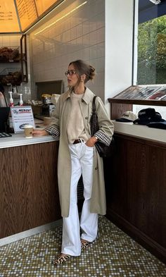 Beige Sweater Outfit, Trench Outfit, Chic Fall Outfits, Effortless Hairstyles, Estilo Preppy, Estilo Chic, Winter Outfits For Work, Neutral Outfit, Beige Sweater