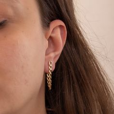 Make a lasting impression with our 14K Solid Gold Chunky Chain Earrings. These everyday earrings feature a trendy and stylish design that is perfect for fashion-forward individuals. The minimalist chain adds a touch of elegance, while the yellow-gold curb showcases the beauty of the metal. Whether you're looking for a bridesmaid's gift or a Valentine's gift, these chunky chain earrings are a versatile choice. The dainty chain push-back earrings provide a comfortable fit, making them ideal for all-day wear. Add a touch of sophistication to your jewelry collection with these statement-making accessories. 📃 ITEM DETAILS * Material: Real solid Gold (no gold-filled or gold-plated) * Gold Karat: 14K (%58.5 gold purity) * Gold Color: Yellow * Cuban Chain Thickness: 2.60 mm, 3.20 mm, 4.70 mm * Pl Gold Cuban Chain, Minimalist Chain, Preppy Jewelry, Hand Bracelet, Dainty Chain, Back Jewelry, Earrings Dainty, Valentine's Gift, Cuban Chain