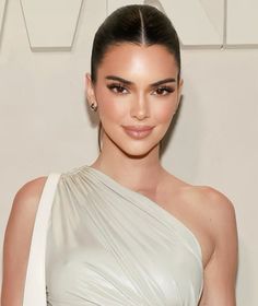 Kendall Jenner Id Photo, Maquillaje Kendall Jenner, Kendall Jenner Maquillaje, Kendall Jenner Hair, Glam Bride Makeup, Kendall Jenner Icons, Kendall Jenner Face