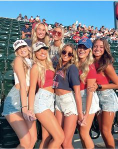 Phillies Game Outfit Women, Highschool Baseball Game Outfit, Cute Baseball Game Outfit Summer, Baseball Outfits For Women, Atlanta Braves Outfit Women, Phillies Game Outfit, Baseball Fits, Atlanta Braves Outfit, Baseball Game Outfit Women