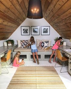 by @joannagaines • the ceiling, built in bench, pillows all so pretty! Love this look Home Office Playroom, Modern Attic, Small Attic Renovation, Attic Makeover, Attic Office, Attic Renovation Ideas, Finished Attic, Attic Playroom, Attic Loft