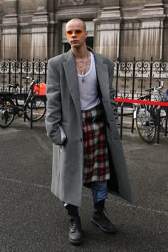 パリの街角を英国パンク集団がジャックAK ヴィヴィアンウエストウッド会場前スナップNo.8 90s Men Outfits, Bald Fashion, Men Skirt, Skinhead Fashion, Men Wearing Skirts, Fashion Trend Inspiration, Disco Fashion, 90s Men, Queer Fashion