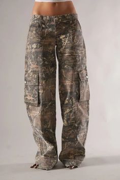 Embrace the call of adventure with Urban Camo Cargo Pants. Blending outdoor durability with city style, these pants are perfect for any setting. With a camo pattern and ample pocket space, you'll be prepared for anything the day brings. Stay comfortable and stylish on all your journeys. Features: Size Range: Tailored to cater to a wide array of body shapes, ensuring a fit that accommodates personal style and comfort preferences. Material Quality: Utilizes a resilient textile composition, balanci Low Rise Camo Cargo Pants, Pants You Need, Camo Joggers Outfit Women, Camo Shorts Outfit Women, Camo Pants Women, Camo Fits, Green Camo Pants, Camo Jorts, All Black Outfit Ideas