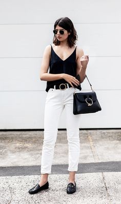 What better way to prep for the coming season than some inspo from our favorite bloggers for the best spring outfits to wear with jeans? Loafers Outfits, How To Wear Loafers, Cord Jeans, Stylish Spring Outfit, White Summer Outfits, Rolled Jeans, T Shirt Branca, Spring Trends Outfits, Loafers Outfit