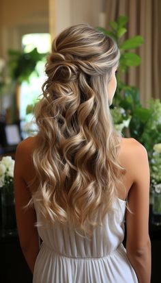 coiffure Woodsy Hairstyles, Bridal Down Hairstyles Curls, Brides Hair Updo, Wedding Partial Updos For Long Hair, Fall Bride Hairstyles, Wedding Hair With Clip In Extensions, Blonde Bridesmaid Hair Half Up, Wavy Blonde Wedding Hair, Prom Hair Blonde Half Up