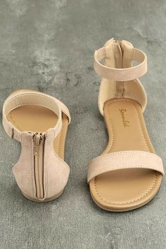 Heel Sandals Outfit, Toe Post Sandals, Sandals Outfit, Studded Heels, Simply Chic, Cute Sandals, Hot Shoes, Shoe Obsession