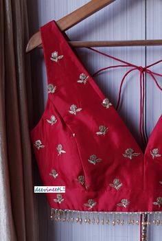 Sleeveless Blouse Embroidery Designs, Sleeveless Blouse Work Designs, Sleevless Saree Blouses, Sleeveless Work Blouse, Red Brocade Blouse Designs, Princess Line Blouse, Blouse V Neck Design, V Neck Blouse Indian, Red Blouse Designs