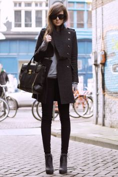 Black on black @Barbara Acosta Candlish Military Chic, Street Style Blog, Purple Pants, Style Inspiration Winter, Mode Vintage, Looks Style, Wearing Black, Casual Looks