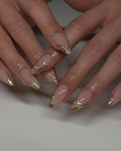 Classy Cool Nails, Trendy Metallic Nails, Clean Nail Art Classy, Nail Inspo That Goes With Everything, Gel X Gold Nails, Gold Line Art Nails, Senior Pics Nails, Classy Birthday Nails Almond, Plus Size Nails