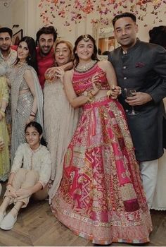 Celebrity In Lehenga Choli, Sider Dress For Indian Wedding, Alia Bhatt Mehendi Outfit, Alia Bhatt With Ranbir, Mehendi Bridal Outfit, Mehndi Outfit For Bride, Mehndi Outfit Bridal, Sangeet Outfit Bridal