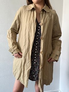 Unlined lightweight raglan sleeve button up trench coat with epaulettes on the sleeve cuffs. Includes pockets. In excellent vintage condition. DETAILSLabel: Max StudioMaterial: 55% Cotton, 39% Nylon, 6% Metal SIZE & MEASUREMENTSTag Size: MediumLength: 34"Bust: 40"Waist: 44"Hips: 52"Sleeve: 26"Shoulder: 18" Khaki Long Sleeve Outerwear With Roll-up Sleeves, Vintage Solid Color Button-up Outerwear, Collared Outerwear With Button Cuffs For Daywear, Spring Outerwear With Buttoned Pockets For Daywear, Spring Daywear Outerwear With Buttoned Pockets, Vintage Khaki Button-up Outerwear, Vintage Collared Outerwear With Button Cuffs, Collared Outerwear With Buttoned Pockets For Daywear, Classic Button-up Outerwear With Roll-up Sleeves