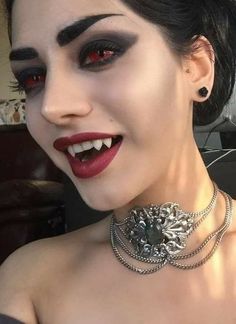 Vampire Makeup Ideas, Ideas For Halloween Party, Truk Ford, Fete Emo, Makeup Ideas For Halloween, Vampire Look, Vampire Makeup