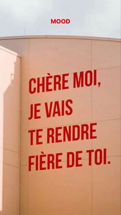 a large sign on the side of a building that says, cherre moi je vas te rendre fire de toi