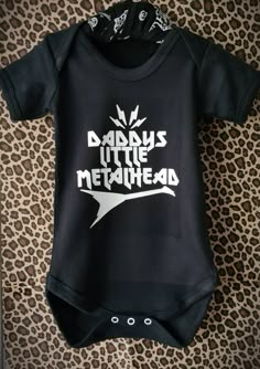 'Daddys Little Metal Head' Baby Body Vest Is your kid as cool as daddy? This little body suit is for the metal kids 😎  Baby Short Sleeve Bodysuit 100% Cotton Baby Bodysuit Supersoft  3 nickel free press buttons All made to order and handmade by a 1st time mama 😴 📦 SHIPPING: I check my orders on here daily and work on orders as soon as I see them. Orders go out usually within 1-3 business days, and I will try and send them out the same day that you order! I say this while juggling between todd Goth Baby Aesthetic, Goth Baby Nursery, Gothic Baby Nursery, Goth Baby Stuff, Emo Baby Clothes, Goth Baby Clothes, Punk Baby Clothes, Gothic Newborn Clothes