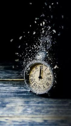 a clock with water splashing out of it's face and the words in spanish above it