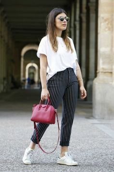 Office look descolado: 8 ideias para experimentar agora. T-shirt branca, calça de alfaiataria listrada, tênis branco adidas Casual Chique Stijl, Elegante Casual, Outfit Trends, Casual Work Outfits, Cute Summer Outfits, Mode Inspiration, Casual Summer Outfits, Striped Pants, Minimalist Outfit