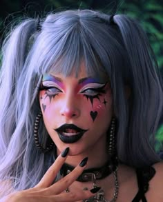 Jester Hair Ideas, Circus Inspired Makeup, Kawaii Halloween Makeup, Circus Makeup Pretty, Witch Makeup Ideas Pretty, Clown Inspired Makeup, Bold Halloween Makeup, Clown Makeup Looks