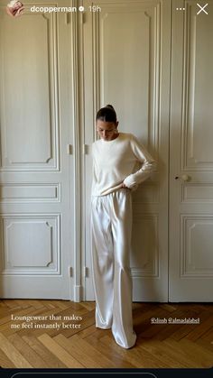 Satin Trousers Outfit, Silk Pants Outfit, Satin Pants Outfit, Christmas Outfit Aesthetic, Oversized Cream Sweater, Beige Outfit, Stylish Work Attire, All White Outfit, Satin Pants