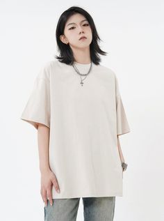 Our Oversized Plain T-Shirt is perfect for an effortless, everyday look. Its simple, casual design pairs well with any bottoms and provides a relaxed fit for maximum comfort. Whether it's a day spent lounging at home or a day out with friends, this basic tee is sure to become a wardrobe staple.
Gender: WomenMaterial: CottonClothing Length: RegularSleeve Length: Short Sleeve Style: Drop ShoulderCollar: Round Neck Basic Shirts Women Minimal Classic, Baggy Shirt Reference, Oversized Plain T Shirt, Oversized Shirts Women, Plain Oversized Shirt, Relaxed Fit Tshirt, Baggy Tshirt, Oversize Tshirt Outfits, Oversize Tshirt